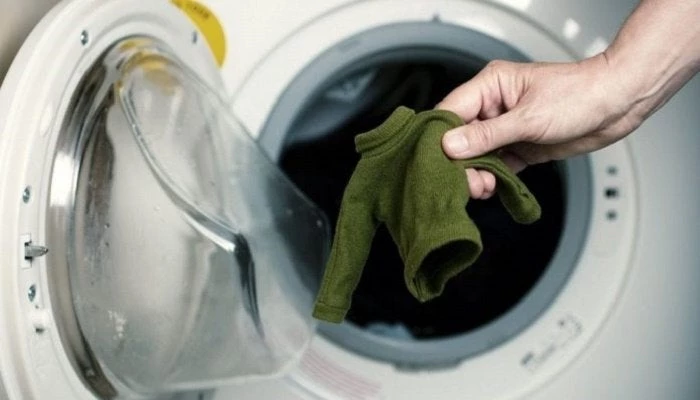 Έτσι θα επαναφέρετε ένα πουλόβερ που έχει μαζέψει στο πλυντήριο